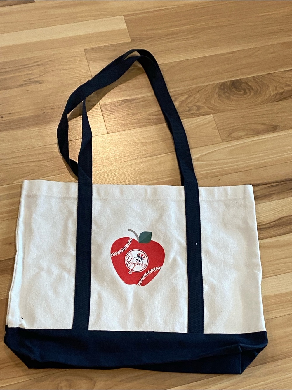 NWOT Canvas Tote Bag w/ Yankees Logo inside Big Apple!